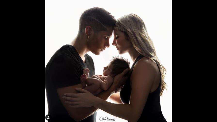 Chyno Miranda mostró el impactante nacimiento de su hijo en casa