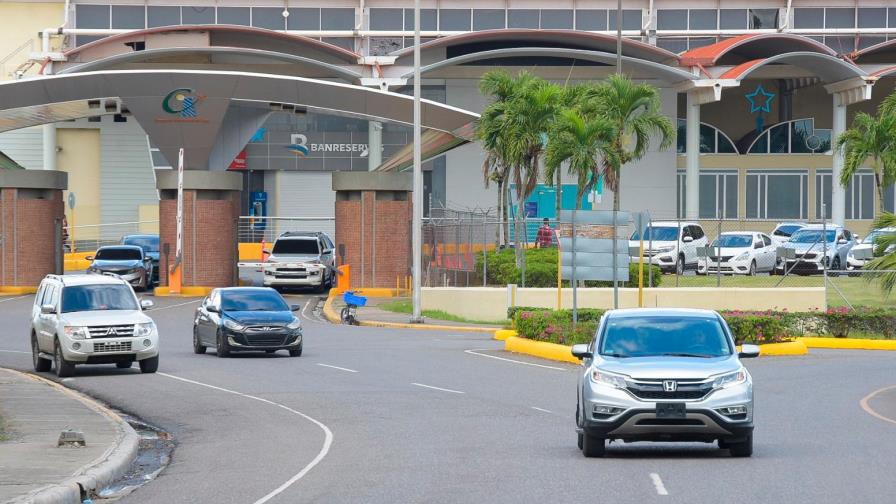 Asaltan a dos familias dominicanas al salir del aeropuerto del Cibao Asaltan a dos familias dominicanas al salir del aeropuerto del Cibao