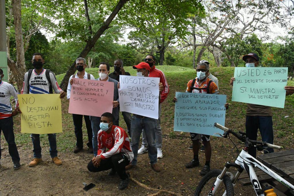 Asistentes a la rueda de prensa de este miércoles 2 de junio de 2021 que encabezó la Federación Dominicana de Ciclismo sobre los trabajos que alegadamente afectarían a la pista de bicicrós del Centro Olímpico Juan Pablo Duarte. (Fuente Externa)