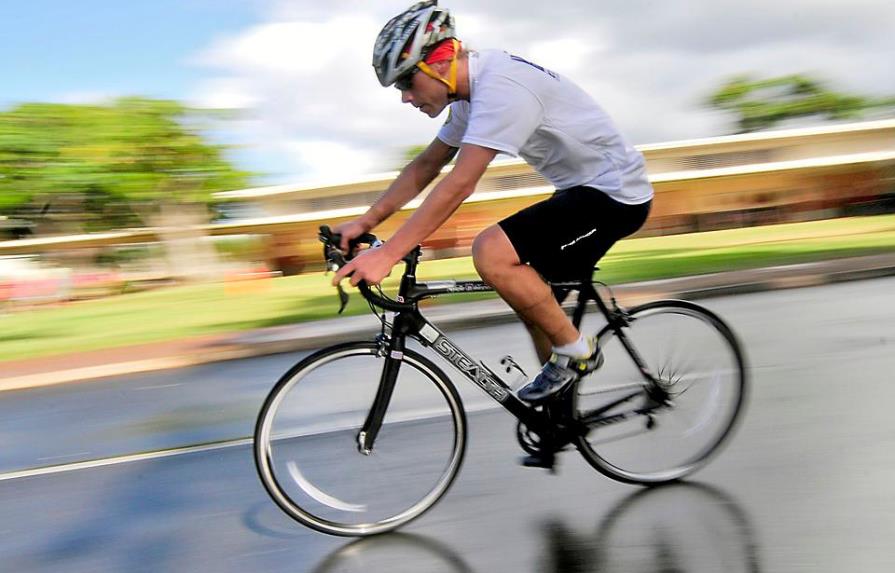 Ciclista cubano aspira a récord Guinness por pedalear con los ojos vendados