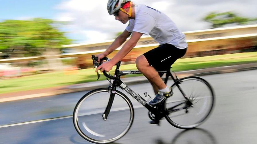 Ciclista cubano aspira a récord Guinness por pedalear con los ojos vendados