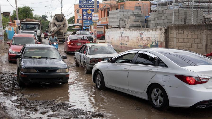 En La Ciénaga de Los Alcarrizos la principal carretera sigue inservible En La Ciénaga de Los Alcarrizos la principal carretera sigue inservible