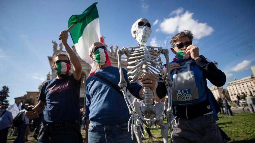 Cientos de negacionistas protestan en Roma contra el uso de la mascarilla Cientos de negacionistas protestan en Roma contra el uso de la mascarilla