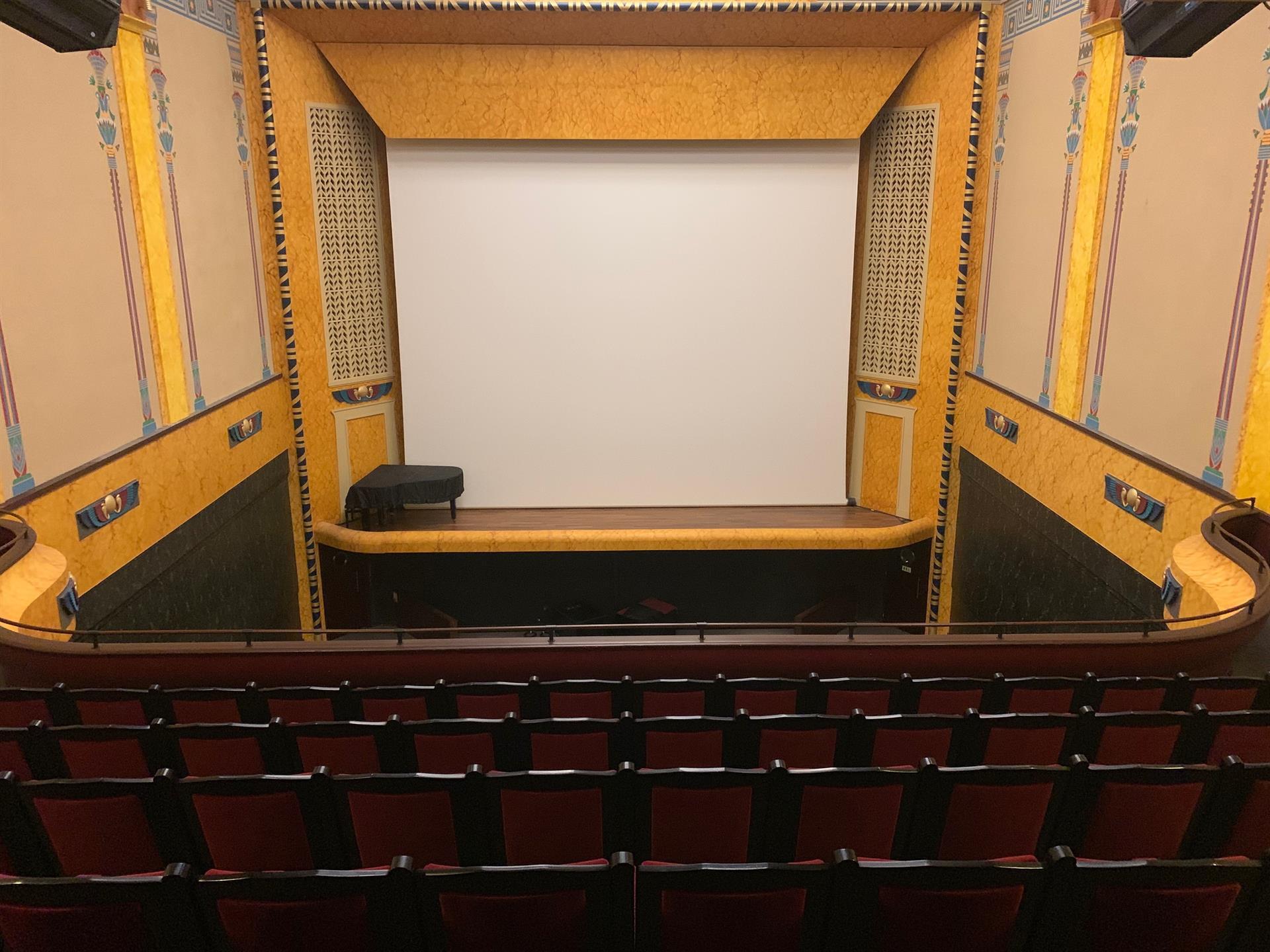 Vista del interior de la sala de cine Louxor, en la Avenida Magenta de París. EFE/ Antonio Torres del Cerro