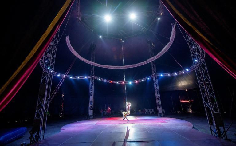 En un circo cubano confinado en Inglaterra, el espectáculo debe continuar