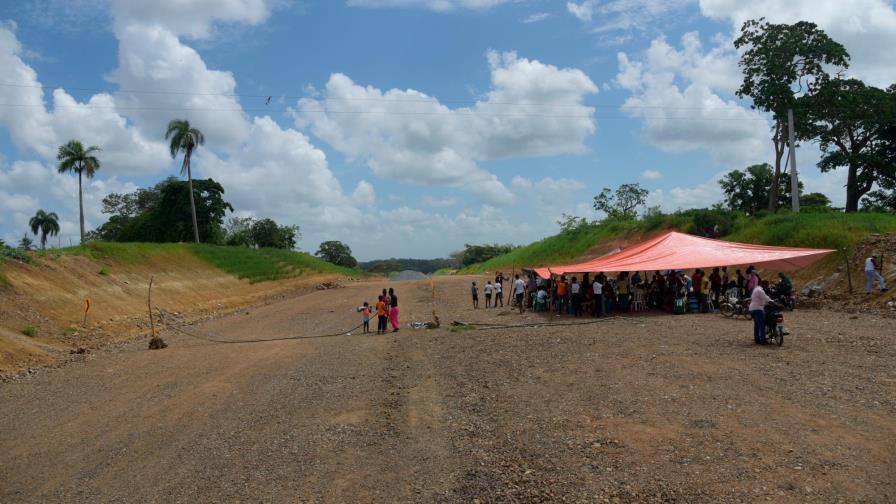 Obras Públicas garantiza puente en Mata Gorda, Villa Mella, mientras comunitarios siguen en vigilia