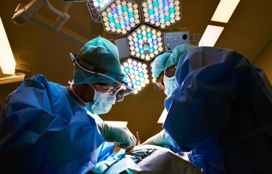 Un cirujano se duerme en el suelo tras realizar siete operaciones sin pausa