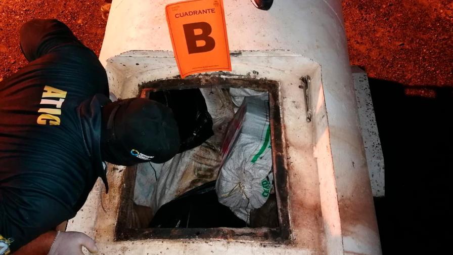 Detienen a un alcalde por presuntos vínculos con cisterna con cocaína