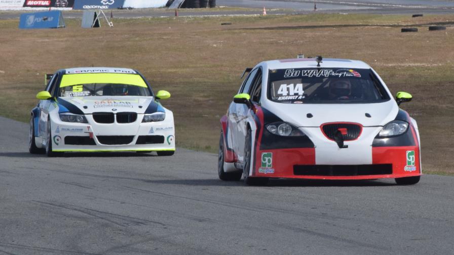 Jacky Khawly atrapa dos banderas a cuadro en Gran Premio Honda de automovilismo