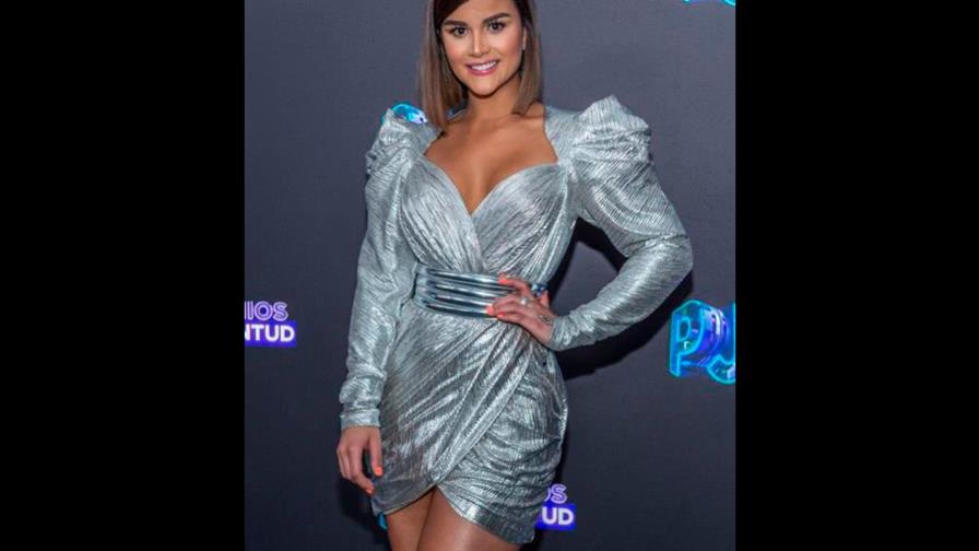 Colores neón y nostalgia por los 80 dominan la alfombra de Premios Juventud