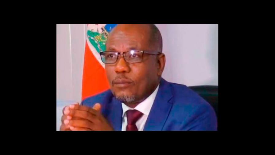 Policía Nacional apresa a esposa de exfiscal haitiano hallado muerto, según periódico de Haití Policía Nacional apresa a esposa de exfiscal haitiano hallado muerto, según periódico de Haití