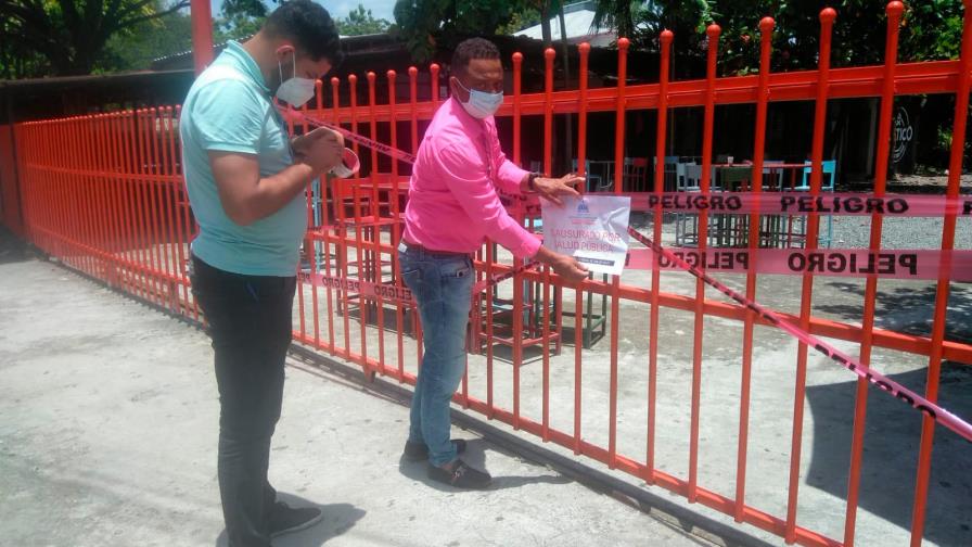 Cierran dos negocios en La Vega de venta de bebidas alcohólicas por violar medidas sanitarias Cierran dos negocios en La Vega de venta de bebidas alcohólicas por violar medidas sanitarias