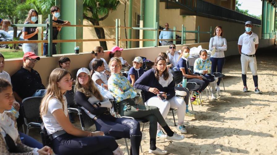 Jinete Héctor Florentino imparte clínica de Salto