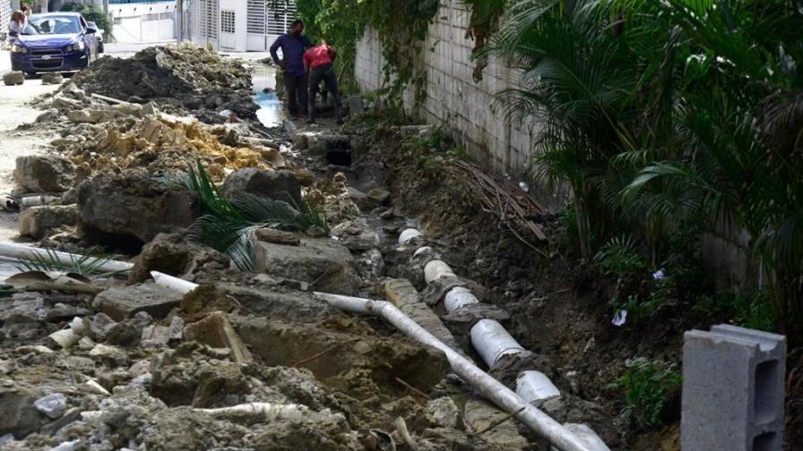 Vecinos de Villa Claudia dicen trabajos para solucionar cloaca afecta calle y tránsito por el sector Vecinos de Villa Claudia dicen trabajos para solucionar cloaca afecta calle y tránsito por el sector