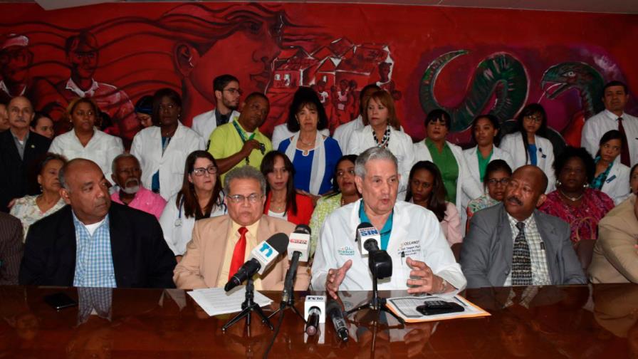 Médicos exigen regresar al hospital Luis Eduardo Aybar