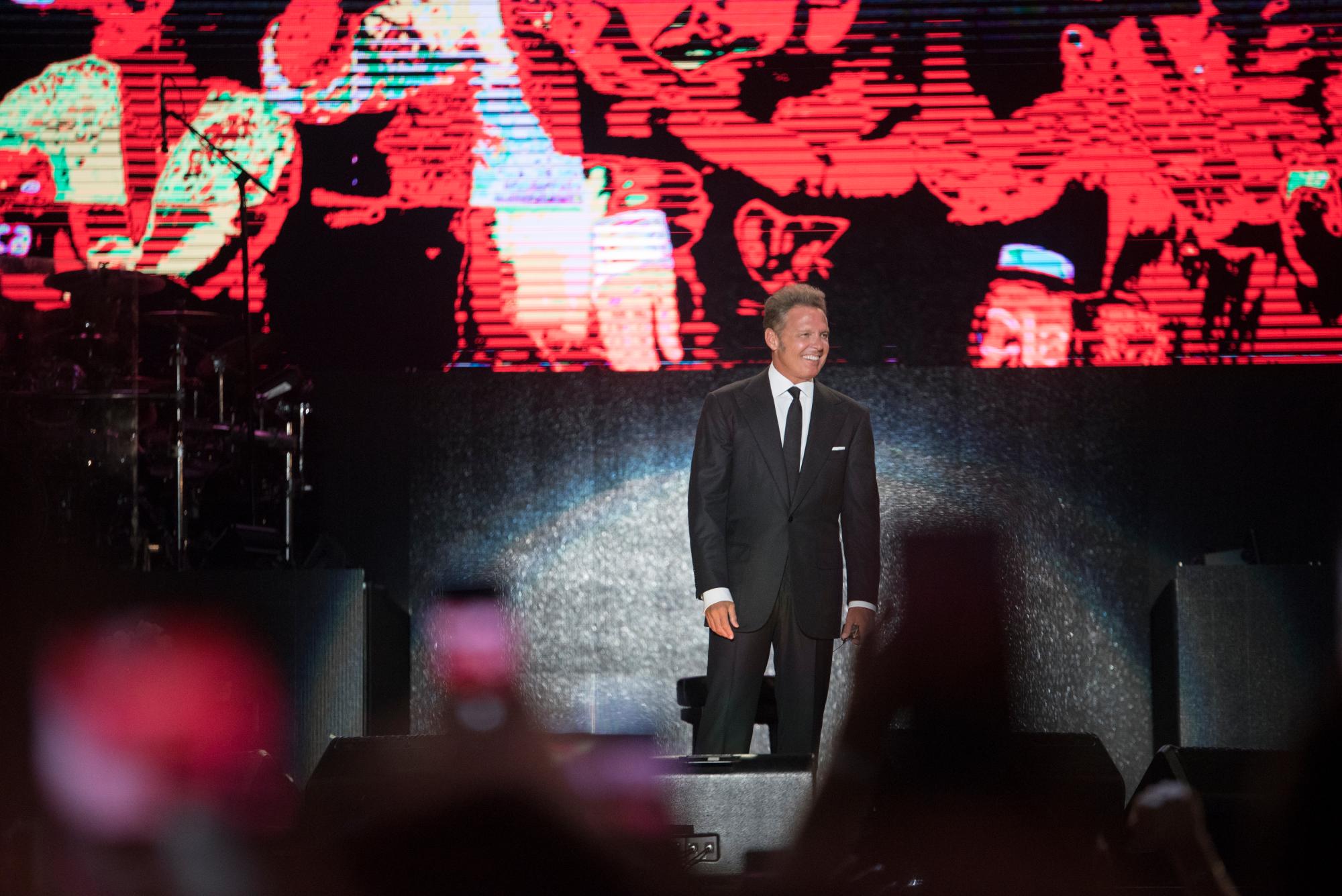 El cantante Luis Miguel,  vestido de negro,  ante el público dominicano.  