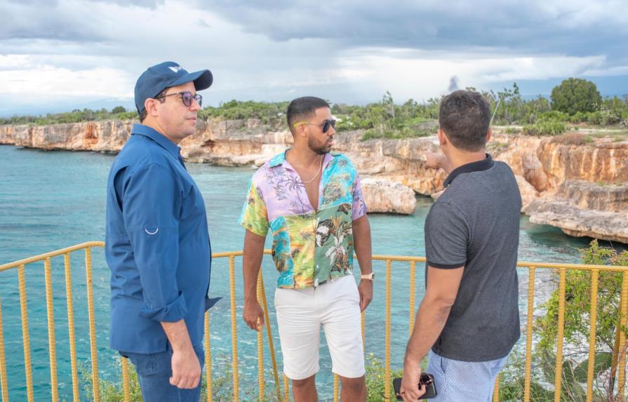 Romeo Santos visita Pedernales y muestra interés por  proyectos turísticos