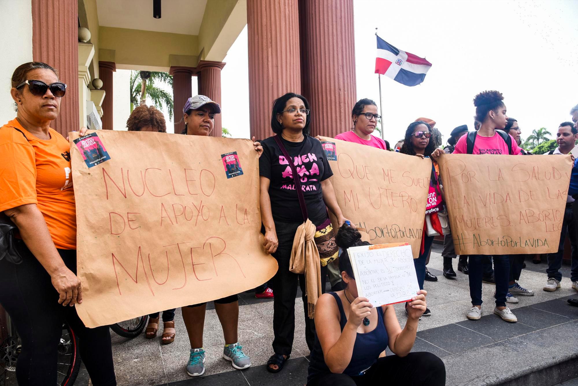 Feministas exigiendo las tres causales: cuando la vida de la mujer corre peligro, cuando el embarazo es inviable y cuando es el resultado de una violación o incesto