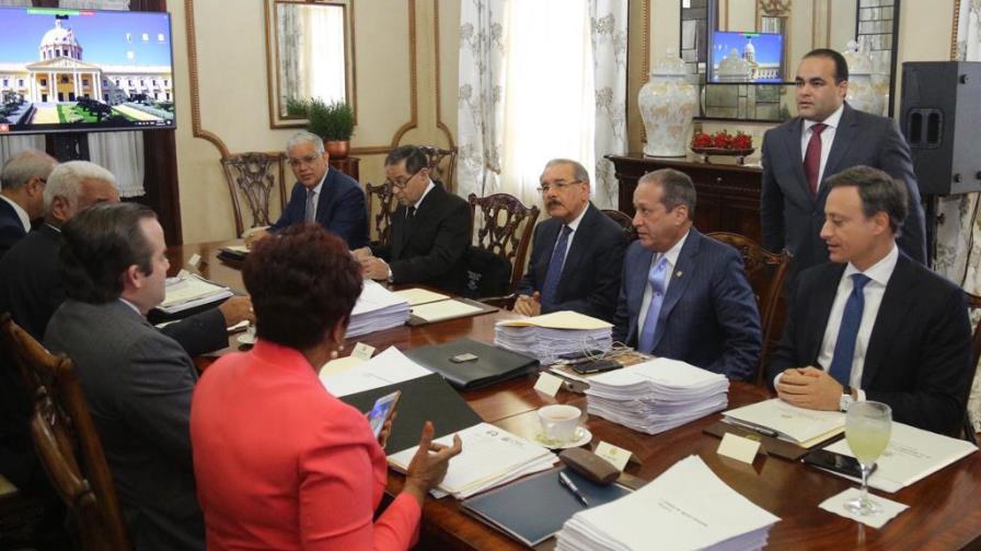 Danilo Medina encabeza reunión para deliberar candidatos a ocupar plazas  en el TC
