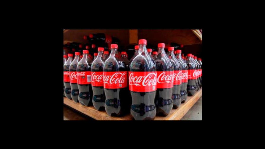 Coca-Cola acorta plazos para reducir plástico y lo elimina en paquetes de latas