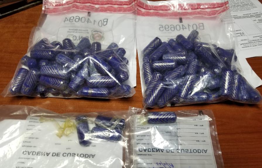Apresan mujer en aeropuerto de La Romana con 99 bolsas presuntamente de cocaína 