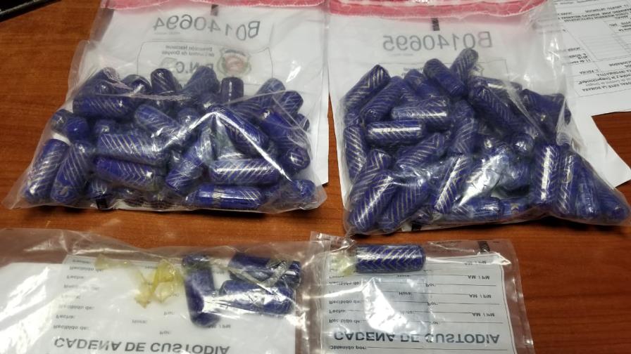 Apresan mujer en aeropuerto de La Romana con 99 bolsas presuntamente de cocaína 