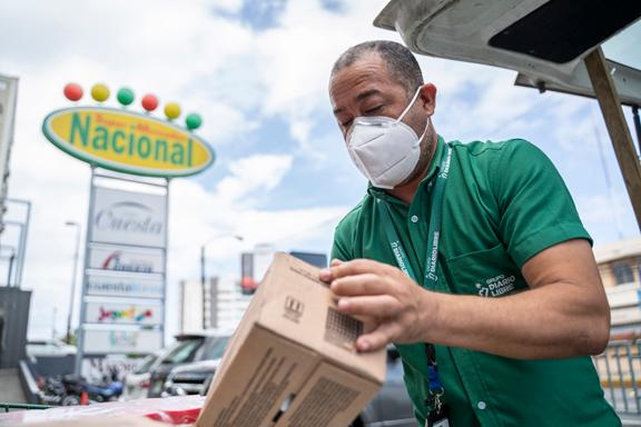 Colaborador de Grupo Diario Libre recolectando en El Nacional.