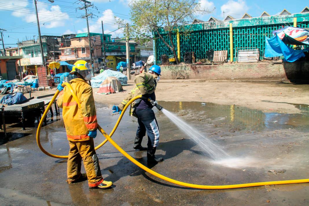 Los bomberos trabajaron en la limpieza.