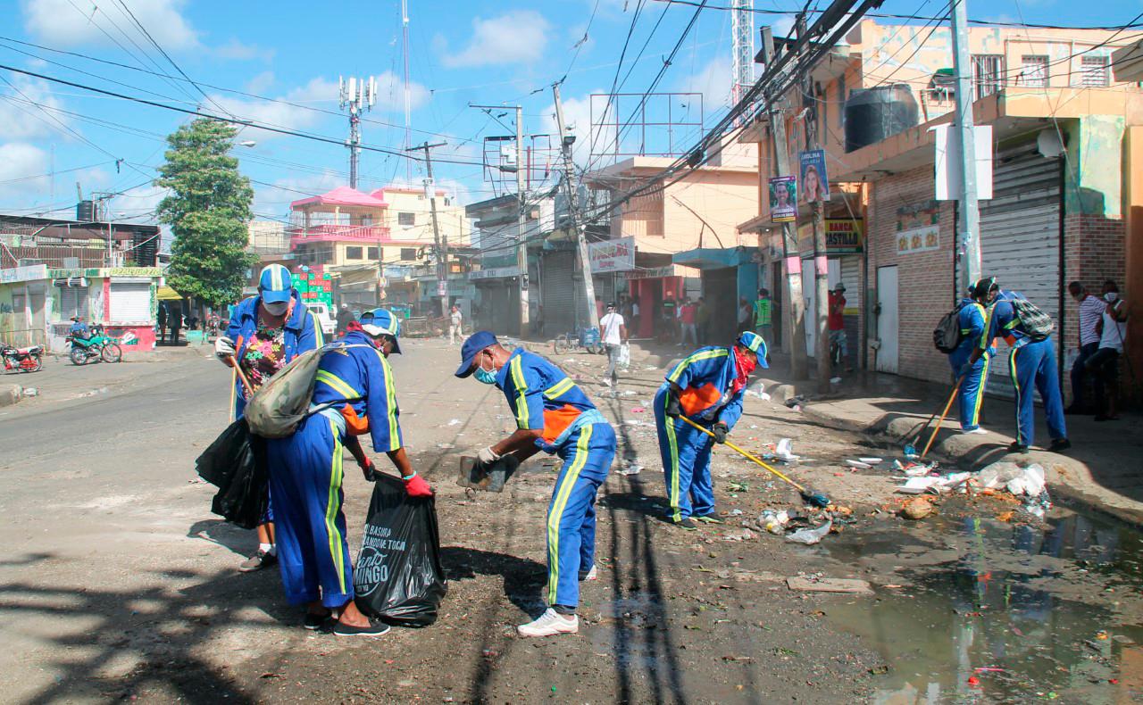 Brigadas limpiaron las calles que bordean el centro de abasto.