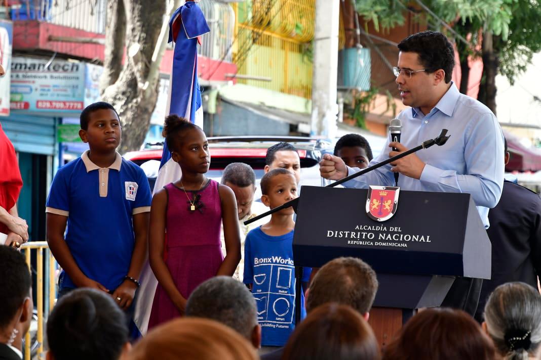 Collado le habla a algunos de los niños y adolescentes del barrio 24 de Abril