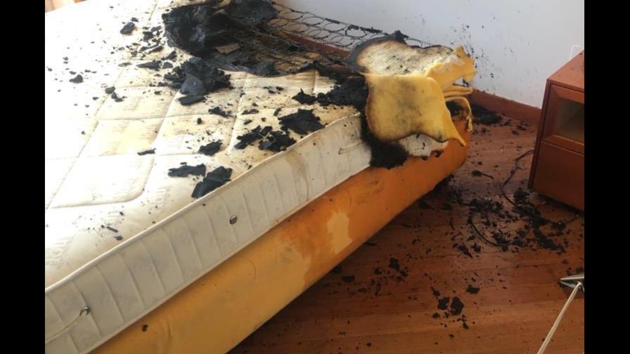 Por qué no se debe dejar el celular cargando sobre el colchón