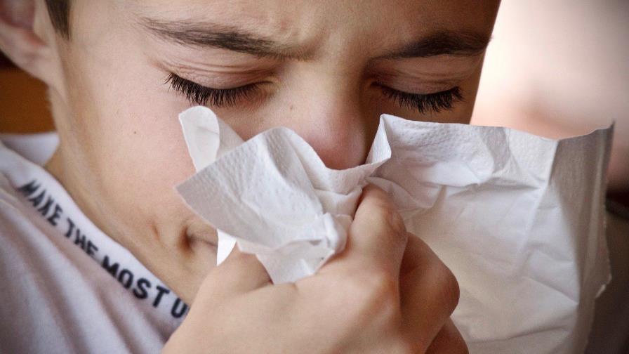 ¿Aguantar un estornudo podría causar daños a la salud?