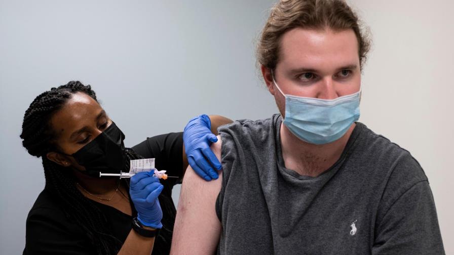 Ensayan tercera dosis de vacuna contra COVID-19 que resiste variantes