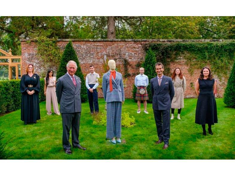 El príncipe Carlos se estrena en el mundo de la moda con una colección sostenible