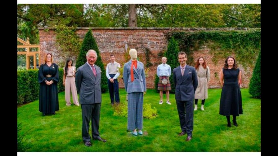 El príncipe Carlos se estrena en el mundo de la moda con una colección sostenible