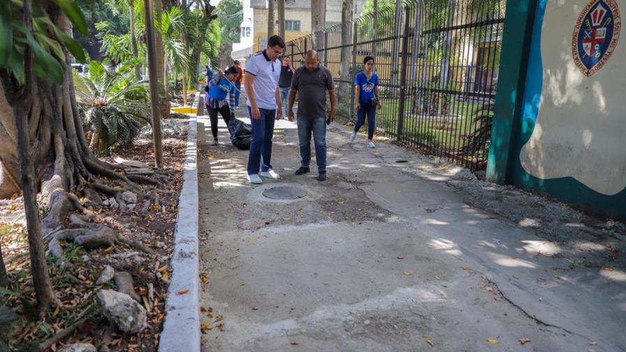 Cabildo realiza trabajos de drenaje pluvial y reparación de aceras en el sector Gascue