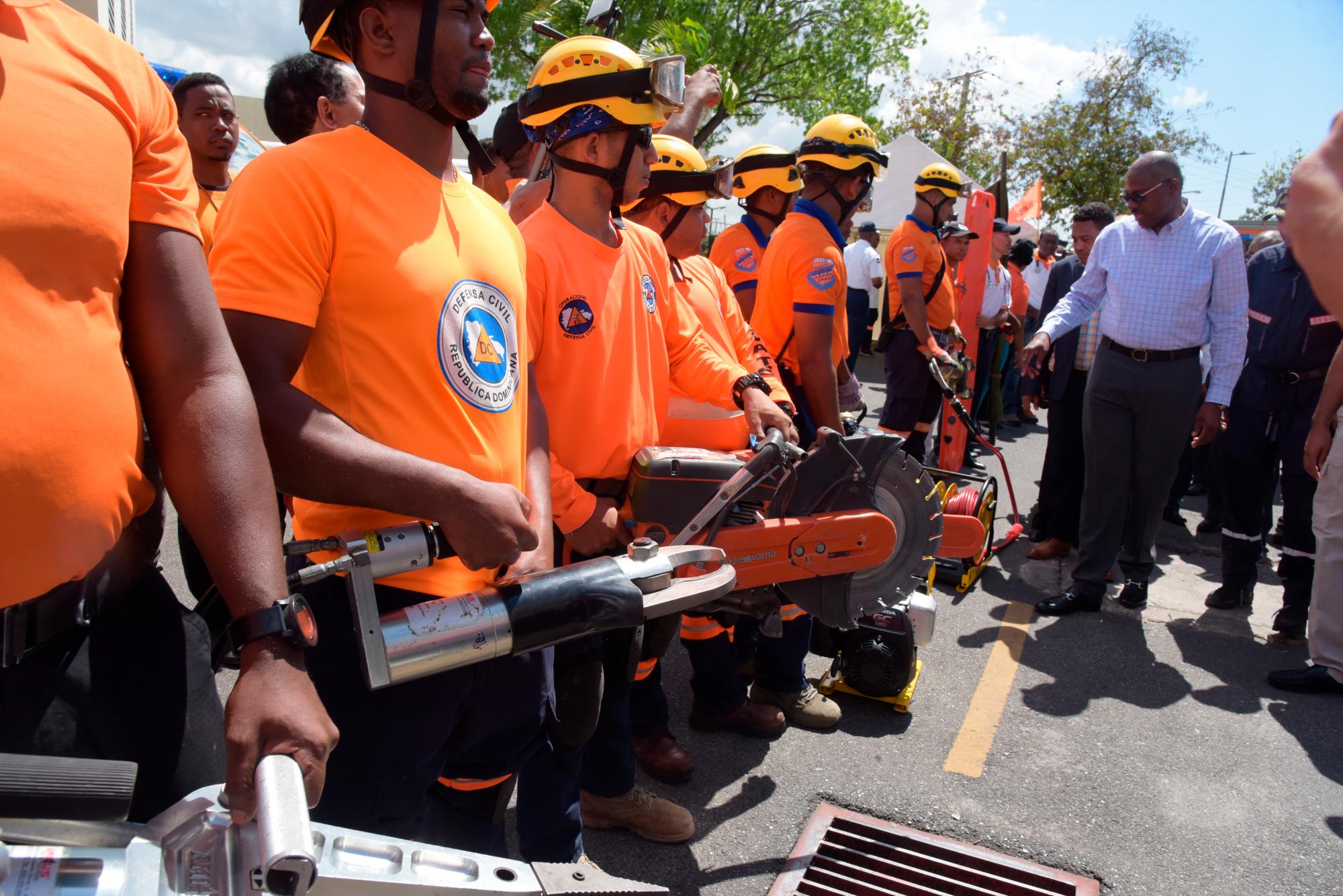 El alcalde Alfredo Martínez observa el personal y los equipos de emergencia.