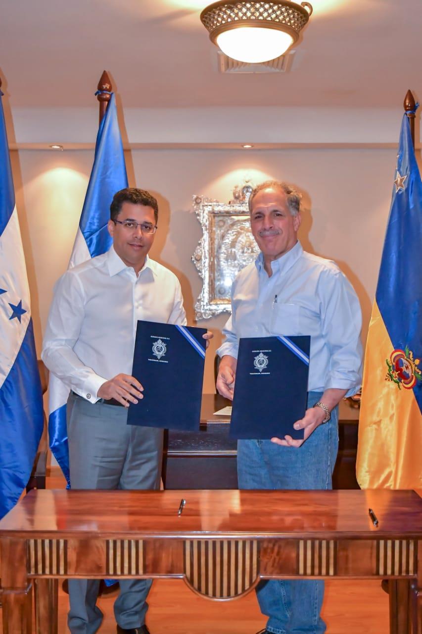 Collado firma acuerdo de hermandad con su par de Tegucigalpa 