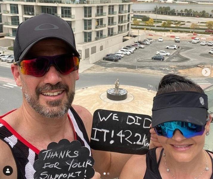 Una pareja completa en Dubái un maratón en un balcón de 20 metros