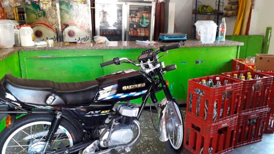 La ingeniosa forma en que colmados se protegen del coronavirus