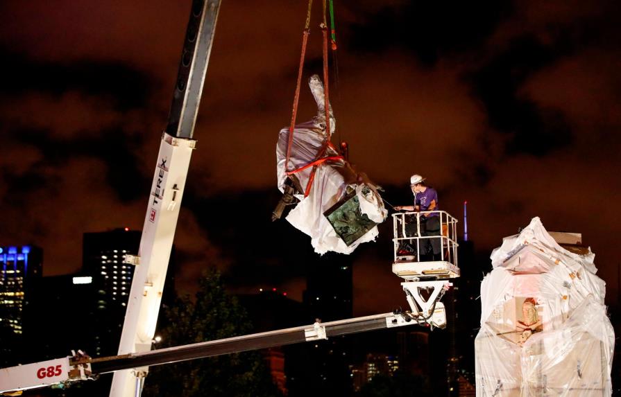 Retiran estatua de Cristóbal Colón de un parque en Chicago