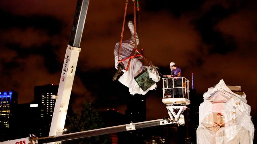 Retiran estatua de Cristóbal Colón de un parque en Chicago