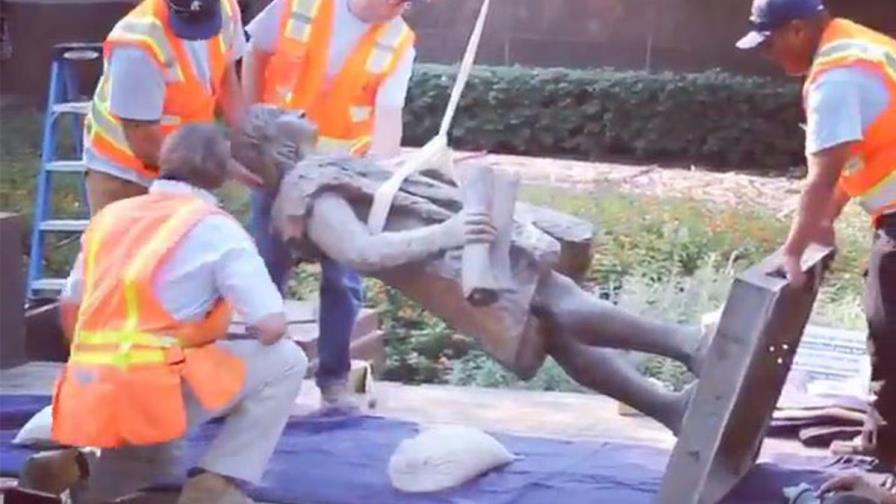 Remueven en Los Ángeles una estatua de Colón por ser culpable del genocidio Remueven en Los Ángeles una estatua de Colón por ser culpable del genocidio