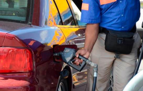 ¿Qué pagan los consumidores cuando echan un galón de combustible? 