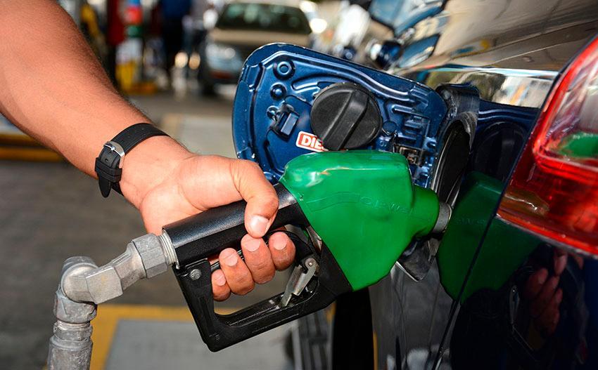 Suben precios de los combustibles y la gasolina premium roza los RD$250 el galón