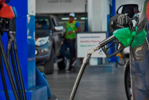 Precios de los combustibles bajan más de RD$10 por galón