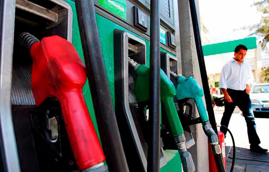 Los combustibles bajarán hasta seis pesos por galón