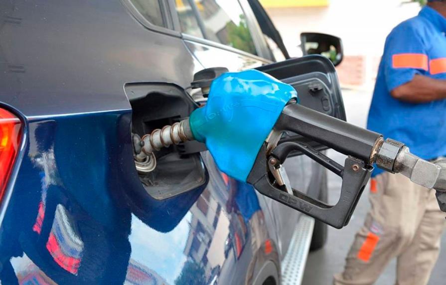 Las gasolinas registran precios no vistos desde 2014, con el petróleo más barato 