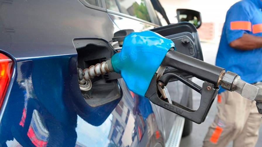 Las gasolinas registran precios no vistos desde 2014, con el petróleo más barato 