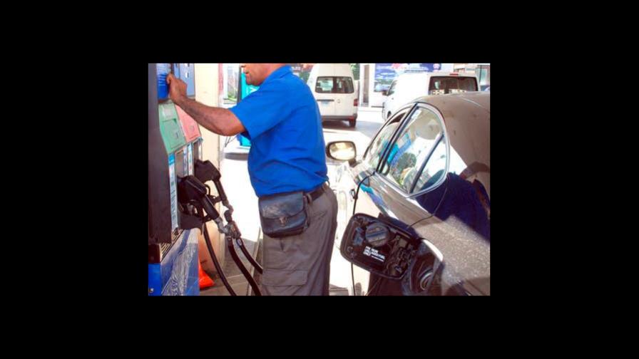 El Gobierno vuelve a congelar el precio de casi todos los combustibles